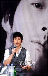 组图：韩星张赫出自传《热血男儿》 出席宣传