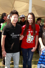 组图：伏明霞一家四口亮相 与李小鹏夫妇合影