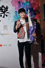 组图：李宇春捧花亮相红毯 揽3奖献唱新歌