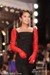 组图：杨丞琳亮相金钟红毯 礼服搭配别出心裁