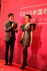 组图：赵柯魅惑烟熏玩朋克 时尚大典斩获最佳着装奖