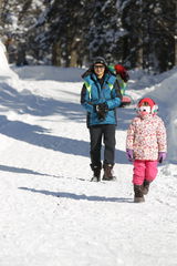 组图：《爸爸》爸爸们全副武装 冰天雪地劈木头