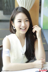 组图：林依晨白裙亮相代言清新优雅