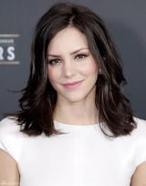 高清组图：凯瑟琳-麦菲白色礼服亮相甜美动人