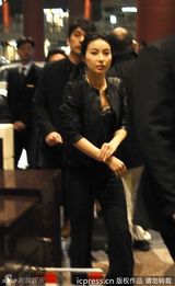 组图：郭晶晶发髻高耸配OL通勤装高贵典雅