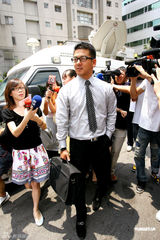 幻灯图集：贾静雯孙志浩正式被判离婚 法庭外遭堵