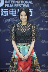 组图：林鹏黑丝配花裙亮相闭幕式蓝毯