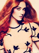 组图：凯蒂-佩里染橘发登杂志 女王范十足