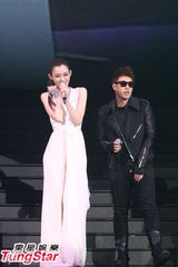 组图：范玮琪开唱黑人爱相随 张柏芝现身做嘉宾