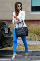 组图：主妇伊娃干练街拍 荧光蓝紧身裤秀美腿