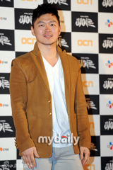 组图：杨东根韩彩雅出席新剧《Hero》发布会