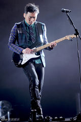 组图：五月天演唱会火红新装亮全场 刘德华客串