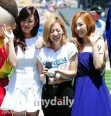 组图：少女时代宋承宪等捧场美国职业棒球比赛