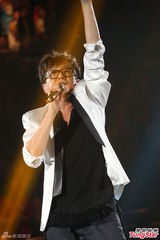 组图：伦永亮演唱会尾场 即兴拉叶德娴上台合唱