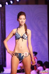 组图：亚姐大中华赛区泳衣秀 爆乳美腿一览无余