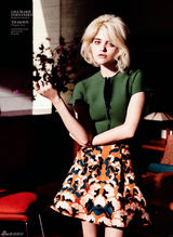 组图：90后美女费雷拉登封面 冷艳妆容红唇微启