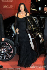 组图：《炎夏》发布会 贝鲁奇裹身黑裙秀玲珑曲线