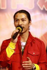 高清组图：《异度公寓》开机 萧蔷收999朵玫瑰