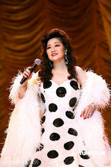 幻灯图：徐小凤开唱风采依旧 红裙裹身变美人鱼