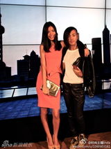 组图：时尚主播linda携老公现身巴黎时装周