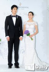 组图：韩惠珍寄诚庸完婚秀恩爱 蜜月将延后