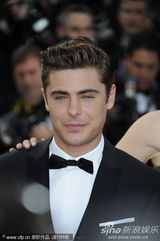 组图：埃夫隆库萨克等现身《报童》红毯