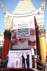 组图：冯小刚好莱坞留手印 长女亮相为父捧场