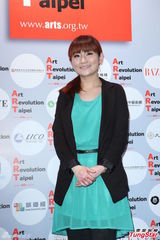 组图：Selina以爱克服一切 与黄子佼共展慈善画