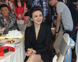 组图：关之琳出席慈善活动 捐限量红酒拍数十万