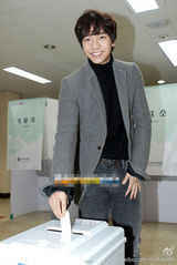 组图：众韩星积极参与总统票选 晒个性认证照