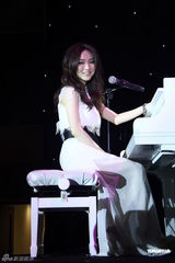 组图：阎奕格为演唱会彩排 现场大秀钢琴才艺