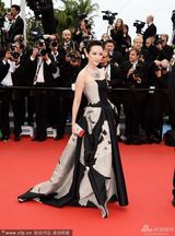 组图：章子怡灰墨裹胸裙走红毯妆容精致