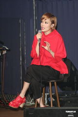 组图：容祖儿睽违11年台北开唱 一身大红烧乌龟