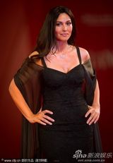 组图：《炎夏》发布会 贝鲁奇裹身黑裙秀玲珑曲线