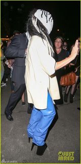 组图：LadyGaGa戴诡异面罩出行 超高跟鞋拗造型