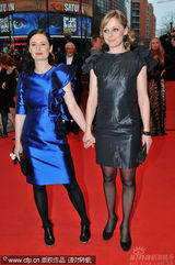 幻灯图集：电影《一家人》首映 导演佩妮莱蓝裙亮眼