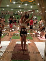 组图：杜若溪独自美体塑形 胸衣微露尽显小蛮腰