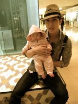 组图：吴尊女儿正面照首曝光 父女俩亲似兄妹