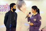 组图：网曝俞灏明2012年庆生照 戴口罩拥抱粉丝
