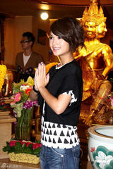 组图：杨丞琳拜佛 曾在内衣贴佛像拍片求安心