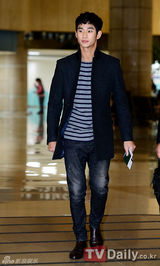 组图：韩星金秀贤赴日宣传《月亮怀抱太阳》