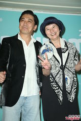 组图：李烈贴钱拍片直叫屈 出席影展没钱置装