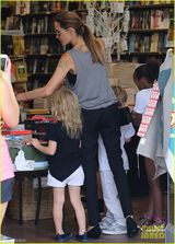 组图：朱莉带孩子逛书店 一家人牵手过街显温馨