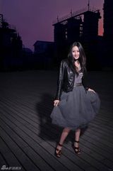 幻灯：“龙女郎”林鹏冬日写真 玩金属摇滚造型