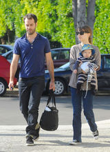 高清组图：娜塔丽-波特曼一家三口外出儿子可爱