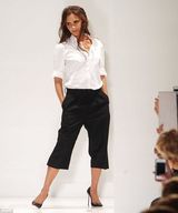 组图：贝嫂展现时尚女王范儿 黑衣高贵白衣清新