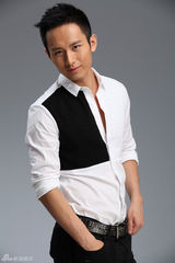 组图：成毅春日阳光写真 黑白简约质感十足