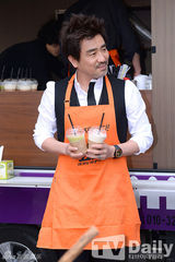 组图：柳承龙李真旭宣传《标靶》系围裙磨豆浆