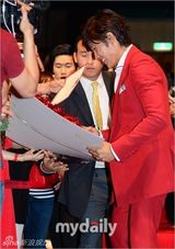 组图：李秉宪出席电影《赤焰战场2》韩国首映