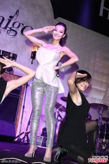 组图：台湾女星王思佳发片 抛奶露底搏版面